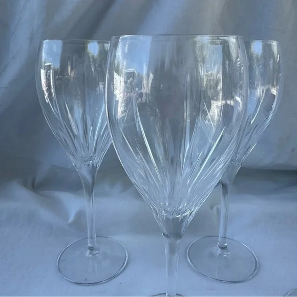 Iriana by CHRISTOFLE Elegant Clear Crystal Wine Glass Set of 4 Red Wine Glasses - Picture 3 of 6